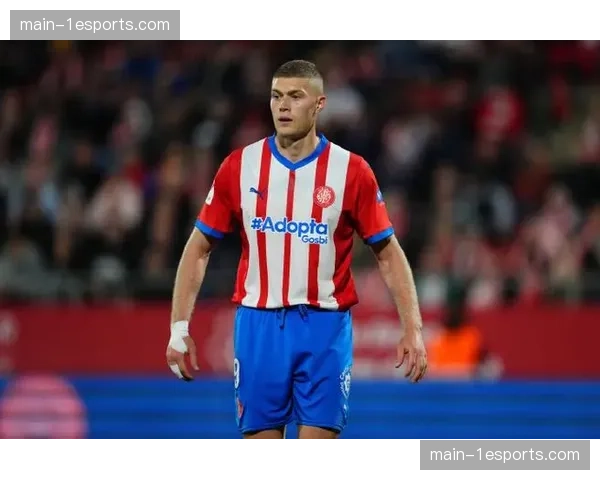 赫罗纳前锋多夫比克在热身时与助教反复演练特定跑位套路