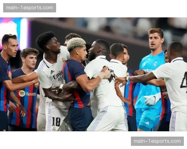 特写：国家德比中，楚阿梅尼门线解围后振臂怒吼