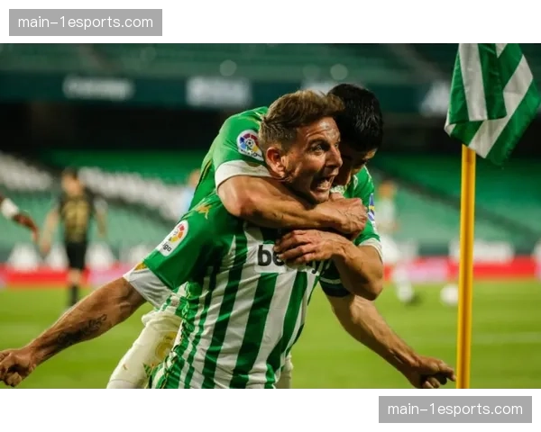 特写：老将华金向队友讲解任意球配合，格拉纳达教练组的延伸